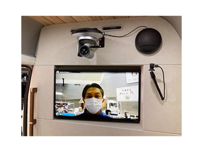 車内に取り付けた「Teladoc HEALTH」(*5)