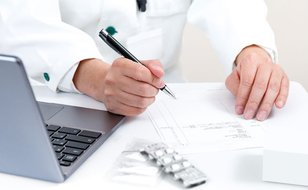 令和8年度診療報酬改定の個別改定項目を解説！薬局経営に影響のある項目は？