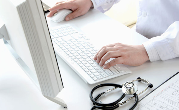 レセコン（レセプトコンピュータ）とは？電子カルテとの違いや現場が使いやすい選び方を解説