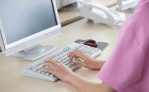 電子カルテの代行入力は違法なのか?医療事務作業補助者の業務内容や範囲を解説